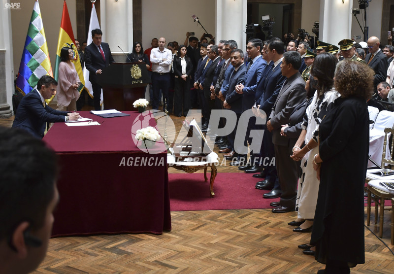 EL PRESIDENTE DEL ESTADO RODRIGO PAZ POSESIONÓ A SU PRIMER GABINETE DE MINISTROS
