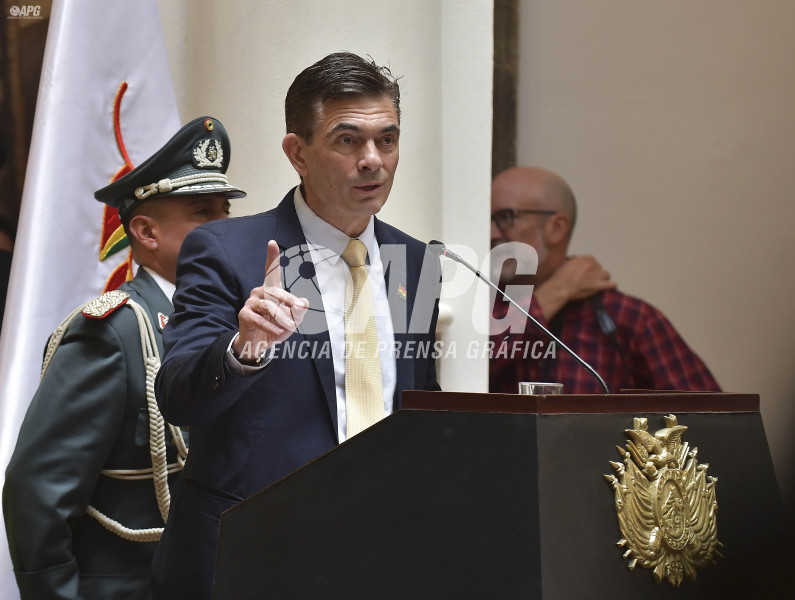 EL PRESIDENTE DEL ESTADO RODRIGO PAZ POSESIONÓ A SU PRIMER GABINETE DE MINISTROS