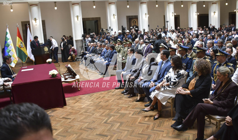 EL PRESIDENTE DEL ESTADO RODRIGO PAZ POSESIONÓ A SU PRIMER GABINETE DE MINISTROS