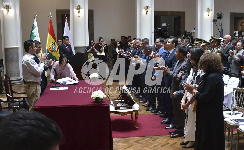 EL PRESIDENTE DEL ESTADO RODRIGO PAZ POSESIONÓ A SU PRIMER GABINETE DE MINISTROS