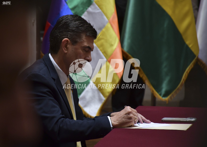 EL PRESIDENTE DEL ESTADO RODRIGO PAZ POSESIONÓ A SU PRIMER GABINETE DE MINISTROS