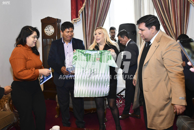 SENADO ENTREGA HOMENAJE PÓSTUMO A LA FAMILIA DEL EX DIRECTOR TÉCNICO DE LA SELECCIÓN XABIER AZKARGORTA