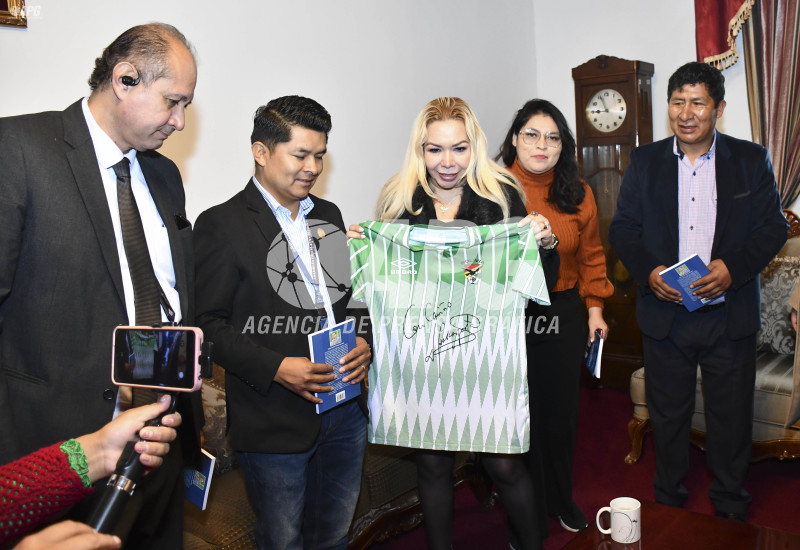 SENADO ENTREGA HOMENAJE PÓSTUMO A LA FAMILIA DEL EX DIRECTOR TÉCNICO DE LA SELECCIÓN XABIER AZKARGORTA